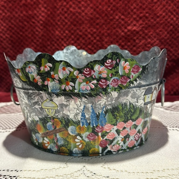 Hand painted floral garden design, Metal basket oval, ring handles. - Picture 3 of 7